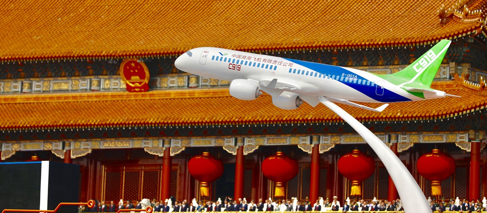 C919大型客機模型亮相新中國成立70周年慶?；顒?jpg